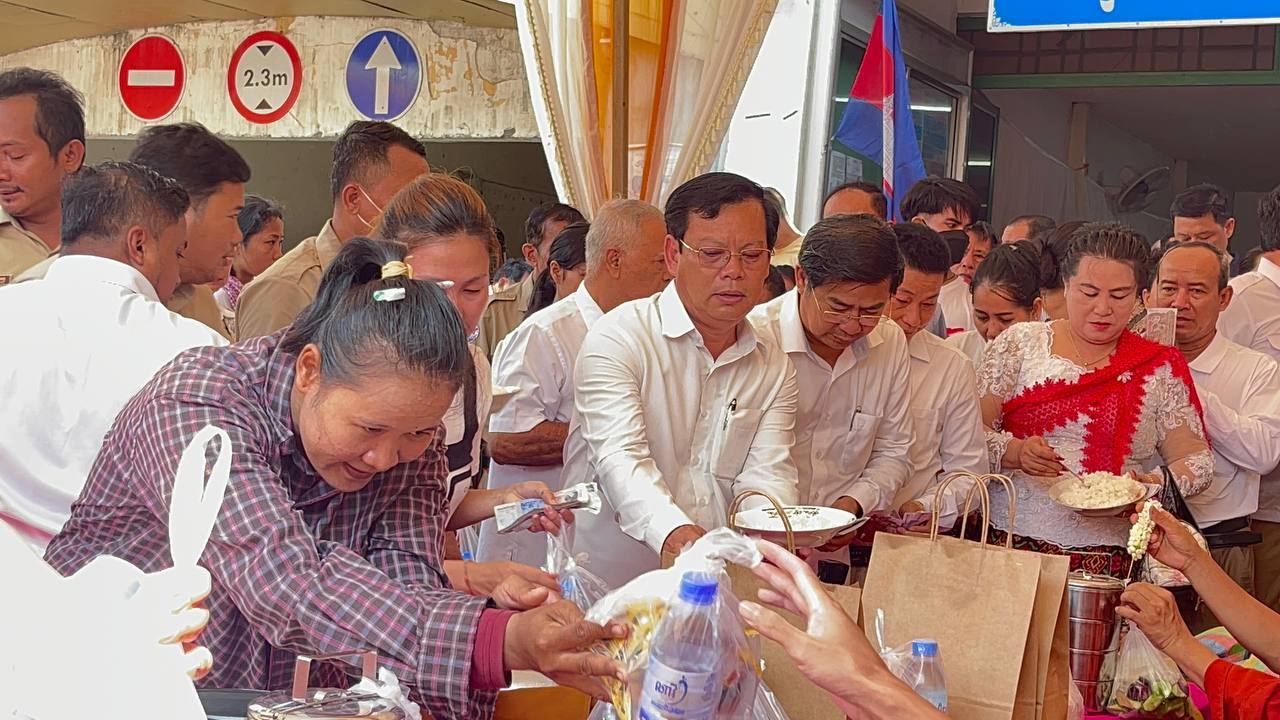 គណៈកម្មការផ្សារអូរឫស្សី រៀបចំពិធីសូត្រមន្ត និងចែកអំណោយដល់ពលរដ្ឋខ្វះខាត មុនបុណ្យចូលឆ្នាំប្រពៃណីជាតិខ្មែរ