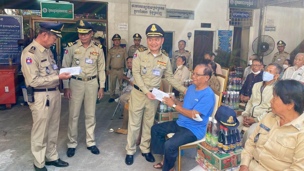 អតីតយុទ្ធជនដែលមានជីវភាពខ្វះខាត ចំនួន ២៥គ្រួសារ ទទួលបានអំណោយពីអធិការនគរបាលខណ្ឌឫស្សីកែវ