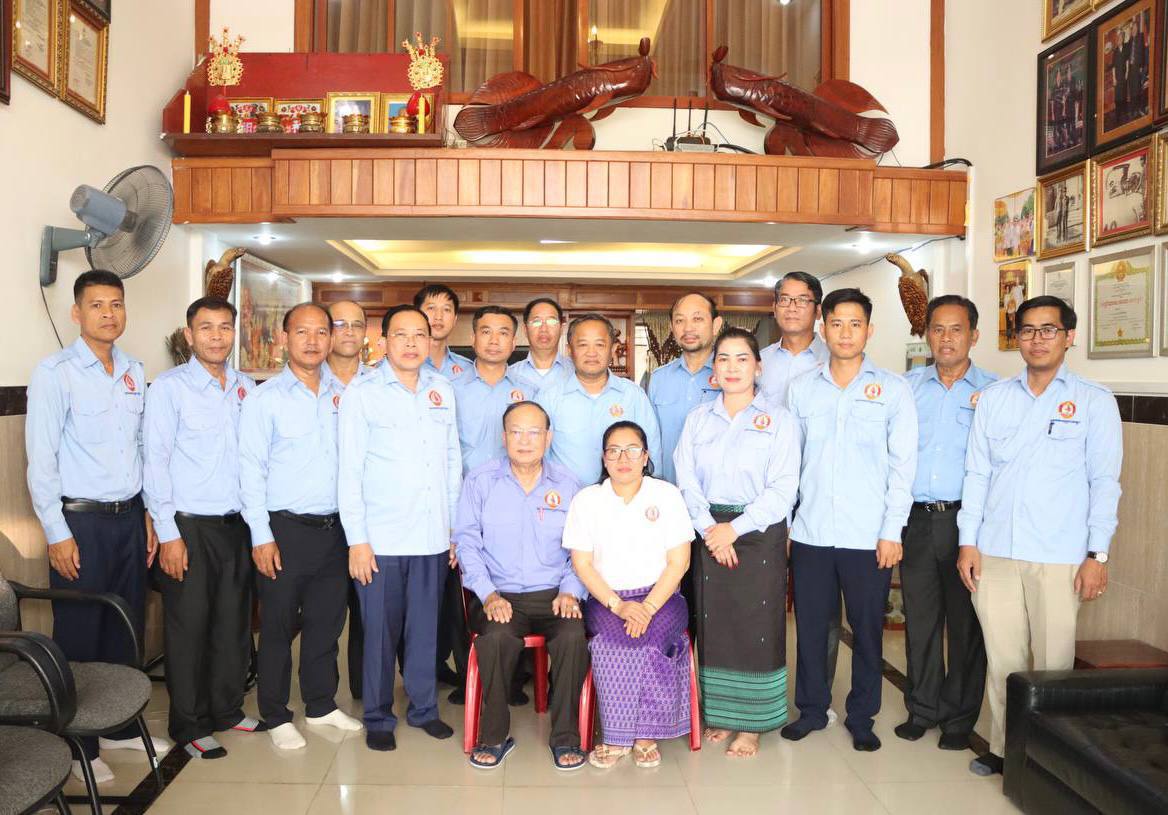 ប្រតិភូយុវជនគណបក្សប្រជាជនកម្ពុជាថ្នាក់កណ្តាល អញ្ជើញសួរសុខទុក្ខ ឯកឧត្តមនាយឧត្តមសេនីយ៍ ឯល វ៉ាន់សារ៉ាត ដល់គេហដ្ឋាននៅរាជធានីភ្នំពេញ
