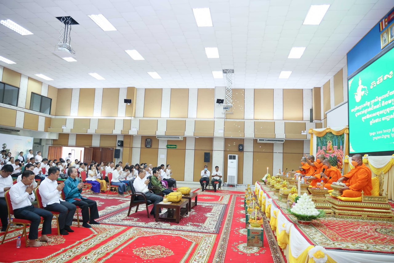 ក្រសួងពាណិជ្ជកម្ម រៀបចំពិធីសូត្រមន្តលើករាសី ជូនមន្ត្រីរាជការក្រសួងពាណិជ្ជកម្ម ក្នុងឱកាសបុណ្យចូលឆ្នាំថ្មី ប្រពៃណីជាតិ
