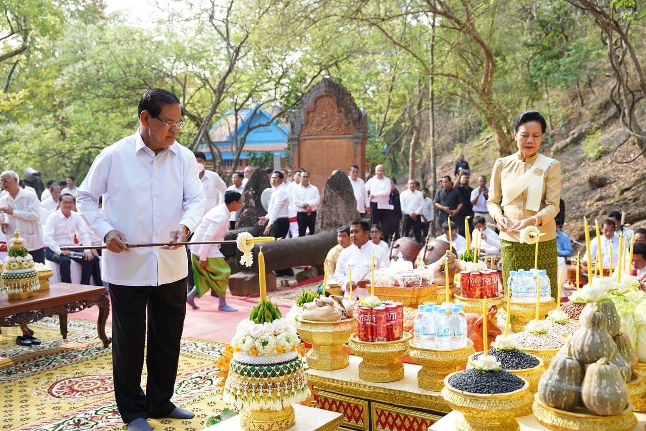សម្តេចក្រឡាហោម ស ខេង និងលោកជំទាវ អញ្ជើញប្រារព្ធពិធីបួងសួងសុំសេចក្តីសុខ សេចក្តីចម្រើន នៅមុខប្រាសាទបាណន់ នាឱកាសពិធីបុណ្យចូលឆ្នាំថ្មី ប្រពៃណីជាតិ