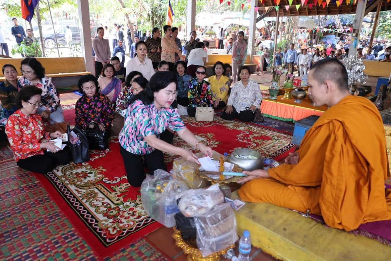 ចូលឆ្នាំថ្ងៃទី២ សម្តេចកិត្តិព្រឹទ្ធបណ្ឌិត ប៊ុន រ៉ានី ហ៊ុន សែន អញ្ជើញបូជាផ្កាភ្ញីទៀន ធូបនៅទីសក្ការៈភ្នំគូលែន