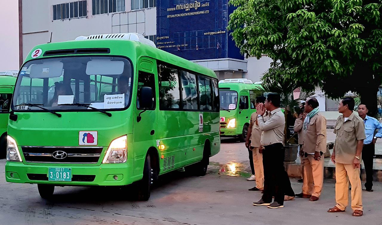 យ៉ាងហោចណាស់មានប្រជាពលរដ្ឋ ប្រមាណជាង ៥ពាន់នាក់ នៅខេត្តបាត់ដំបង បានធ្វើដំណើរតាមរថយន្តក្រុងរាជរដ្ឋាភិបាល ដោយគ្មានបង់ប្រាក់