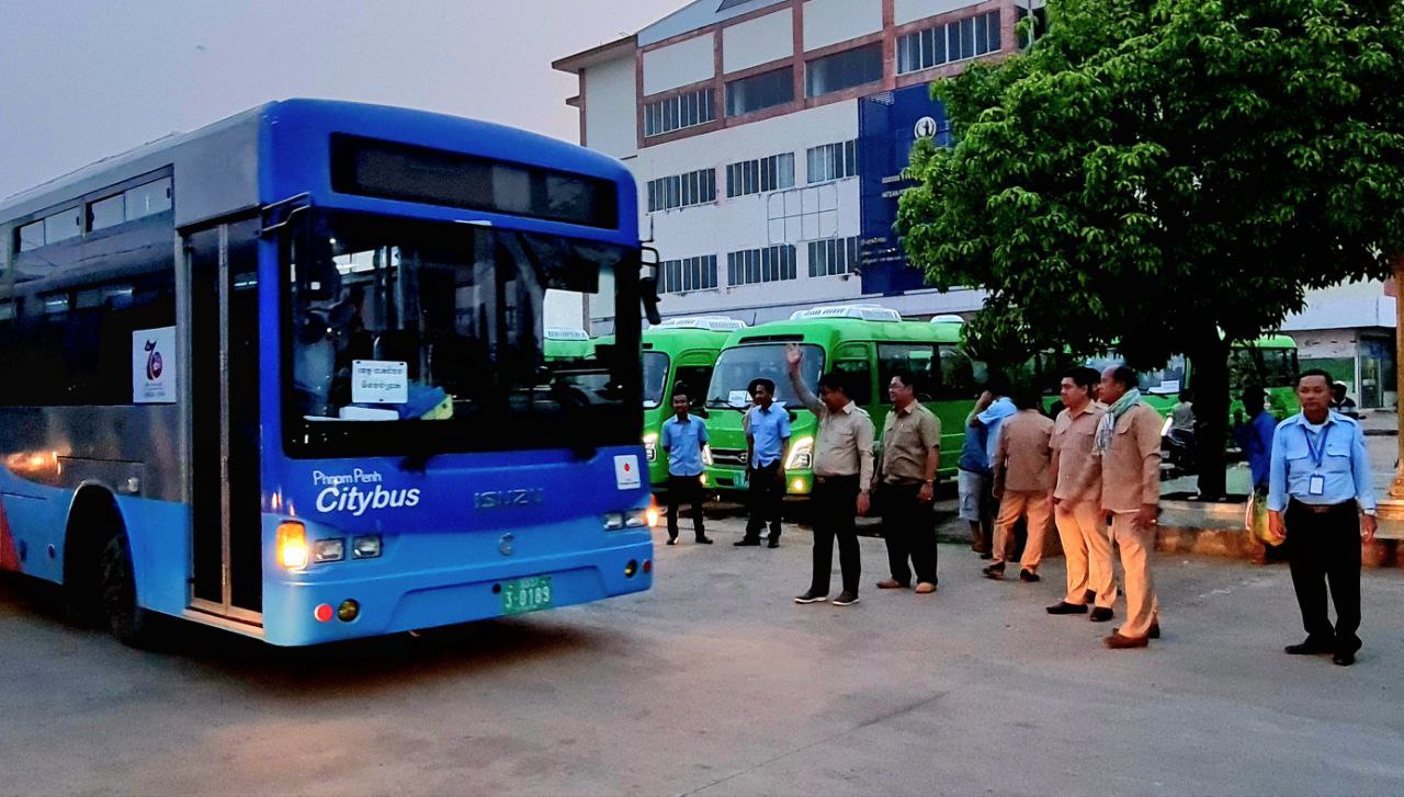 យ៉ាងហោចណាស់មានប្រជាពលរដ្ឋ ប្រមាណជាង ៥ពាន់នាក់ នៅខេត្តបាត់ដំបង បានធ្វើដំណើរតាមរថយន្តក្រុងរាជរដ្ឋាភិបាល ដោយគ្មានបង់ប្រាក់