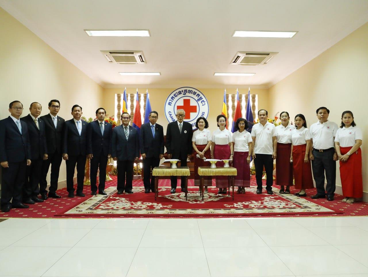 ព្រះមហាក្សត្រកម្ពុជា និងសម្ដេចព្រះមហាក្សត្រី ប្រោសព្រះរាជទានព្រះរាជទ្រព្យសរុប ១០ម៉ឺនដុល្លារ សម្រាប់ប្រើប្រាស់ក្នុងសកម្មភាពមនុស្សធម៌របស់កាកបាទក្រហមកម្ពុជា
