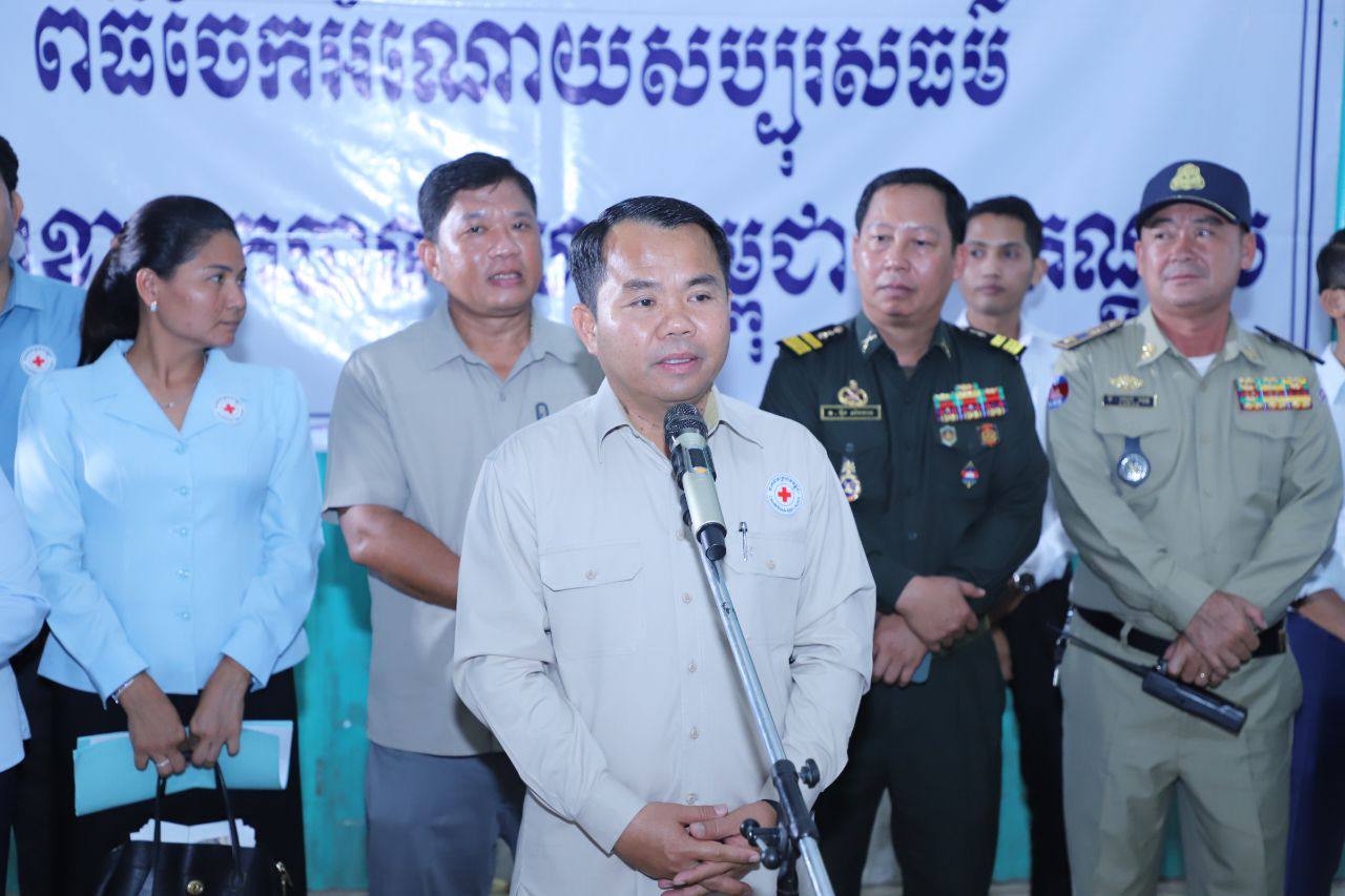 ប្រជាពលរដ្ឋដែលរងគ្រោះដោយបាក់ស្រុតច្រាំងទន្លេបាសាក់ចំនួន ២១ គ្រួសារ ទទួលបានអំណោយមនុស្សធម៌ពីសាខាកាកបាទក្រហមកម្ពុជាខេត្តកណ្ដាល