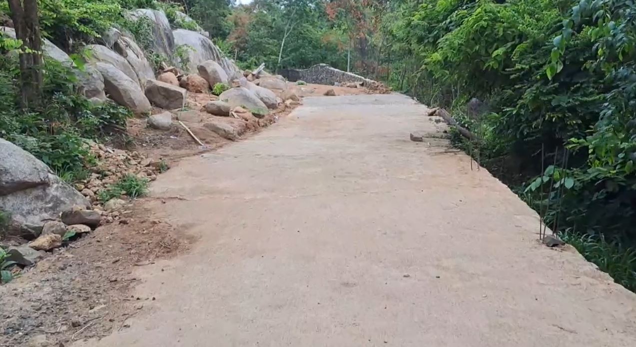 ព្រះសង្ឃផ្តួចផ្តើមសាងសង់ផ្លូវបេតុងឡើងទៅអាស្រមភ្នំជី