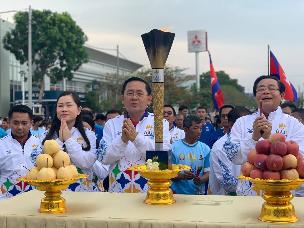 ពលរដ្ឋ ខេត្ត បាត់ដំបង បង្ហាញ មោទកភាព ដែលបាន ទទួល ស្វាគមន៍ ព្រះ អគ្គិជ័យកីឡា