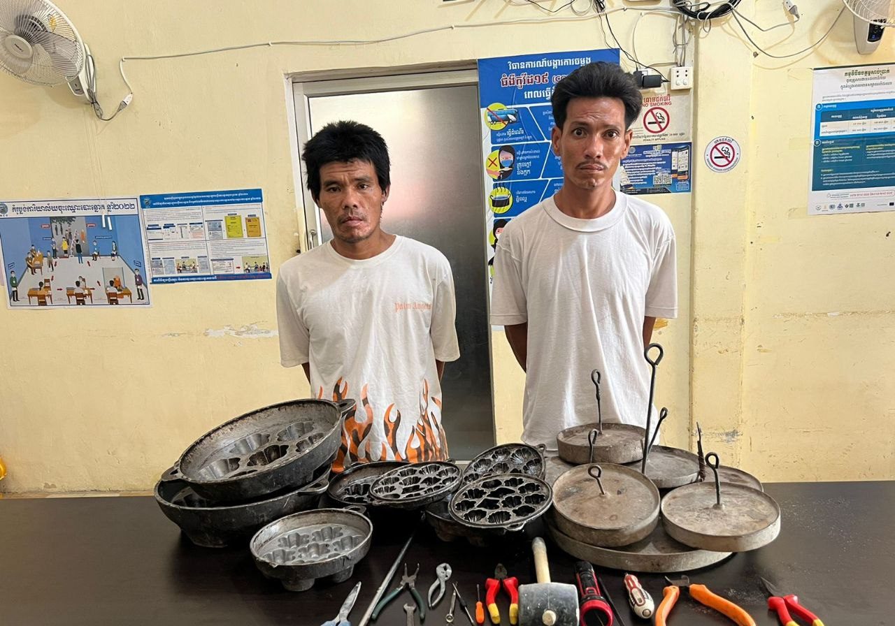 នគរបាលខណ្ឌឬស្សីកែវ ឃាត់ខ្លួនជនសង្ស័យ ២នាក់ ពាក់ព័ន្ធនឹងករណីគាស់ទ្វារផ្ទះ លួចទ្រព្យសម្បត្តិ