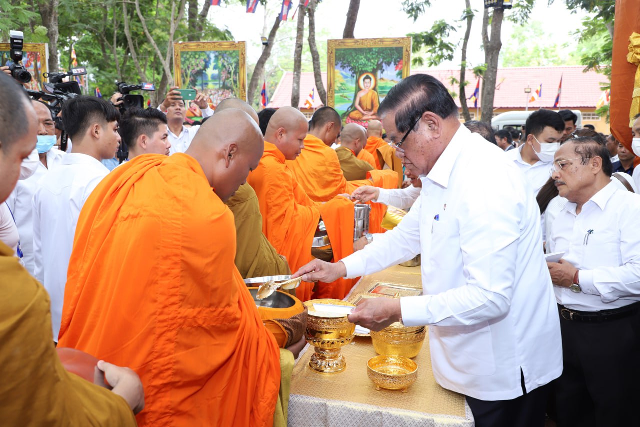 រដ្ឋមន្ត្រីក្រសួងមហាផ្ទៃ បានអញ្ជើញចូលរួមនៅក្នុងពិធីបុណ្យវិសាខបូជា ប្រារព្ធនៅសាលាបុណ្យជើងភ្នំព្រះរាជទ្រព្យ ស្ថិតនៅឃុំផ្សាដែក ស្រុកពញាឮ ខេត្តកណ្ដាល