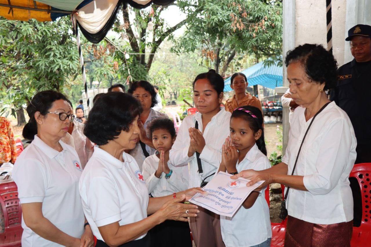 សម្តេចប្រធានកាកបាទក្រហមកម្ពុជា ចាត់តំណាងចូលរួមរំលែកទុក្ខ ក្រុមគ្រួសារដែលសមាជិកផ្ទុះមីនតោនស្លាប់ ពេលកំពុងភ្ជួរដីចំការ