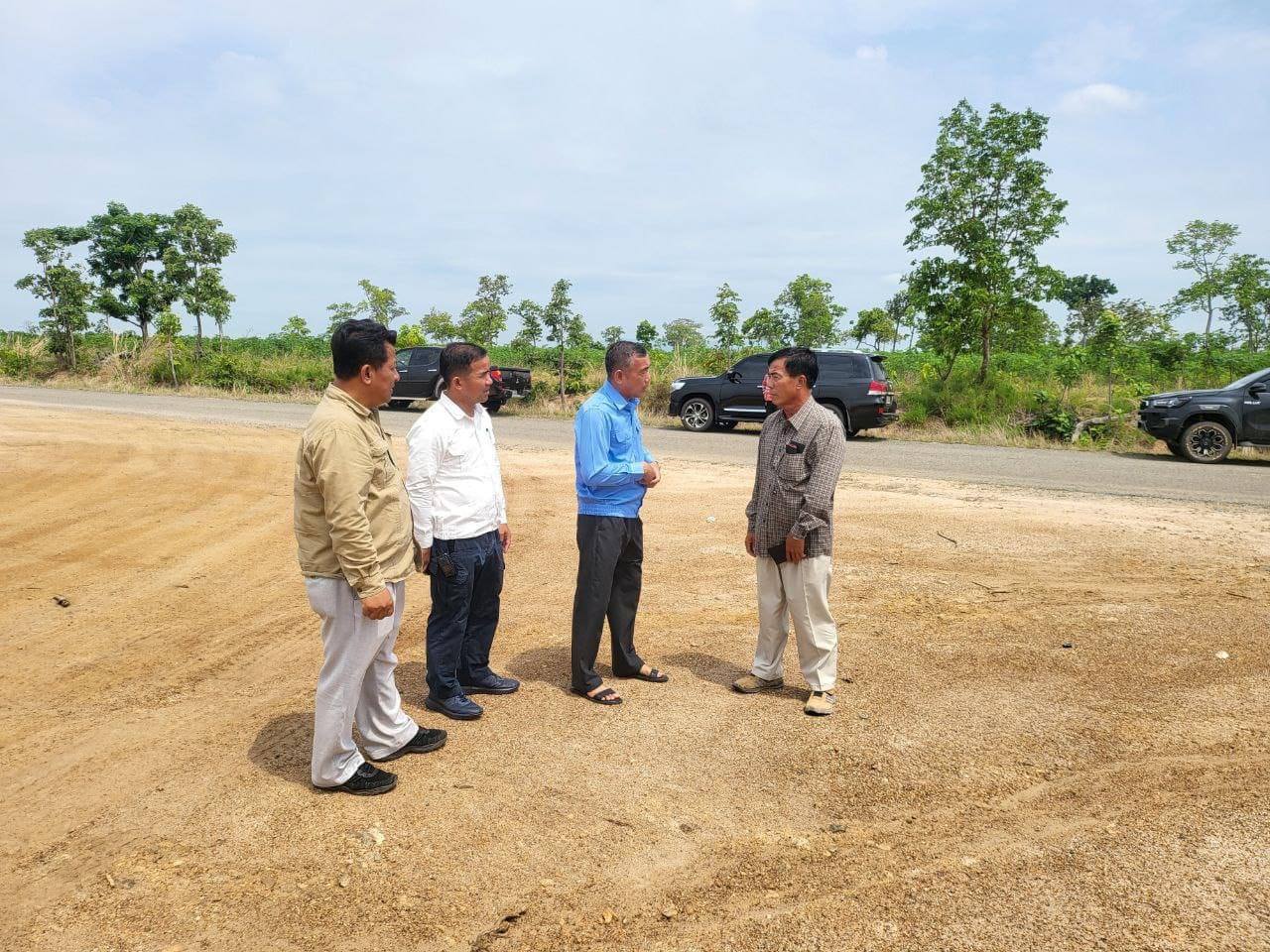 លោក សំ លាងទ្រី ដឹកនាំក្រុមការងារ ចុះពិនិត្យកំណាត់ផ្លូវជាតិលេខ ៩៥ដែលរងនូវការខូចខាតដោយសាររថយន្តផ្ទុកលើសទម្ងន់