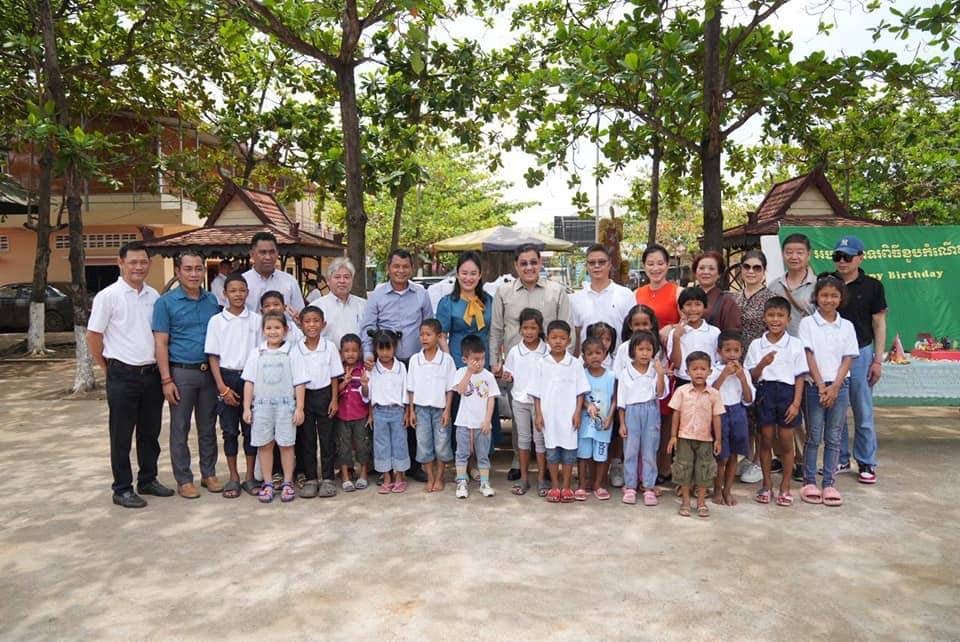 ឯកឧត្តម សុខ ប្រសិទ្ធិ និងលោកជំទាវ នាំយក ស្បៀងអាហារ និងថវិកា ទៅចែកជូន កុមារកំព្រា និងបុគ្គលិក នៃអង្គការពន្លឺអនាគត