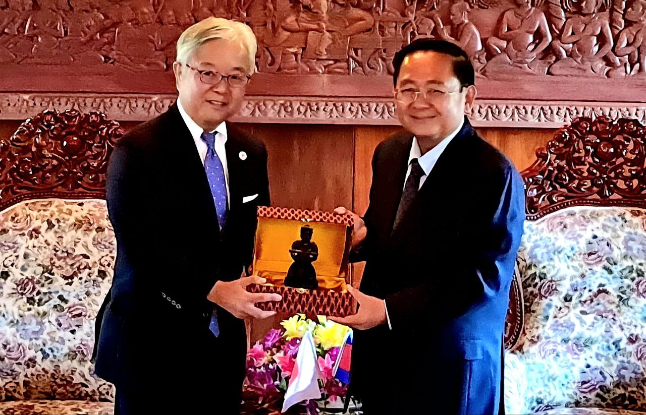 ខេត្តអេហ៊ិម៉ិ ជប៉ុន ផ្តល់រថយន្តពេទ្យ ត្រាក់ទ័រ និងរថយន្តពន្លត់អគ្គិភ័យ ជូនដល់អាជ្ញាធរខេត្តបាត់ដំបង តាមរយៈស្ថានទូតជប៉ុន ប្រចាំកម្ពុជា