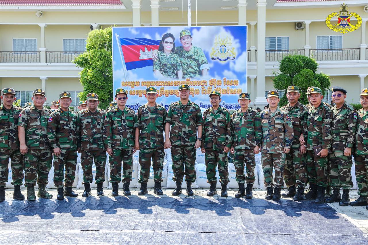 ឯកឧត្តម ហ៊ុន ម៉ានិត នាំយកអាវភ្លៀង ជាអំណោយដ៏ថ្លៃថ្លារបស់សម្តេចតេជោ និងសម្តេចកិត្តិព្រឹទ្ធបណ្ឌិតជូនបញ្ជាការដា្ឋនកងទ័ពជើងគោក