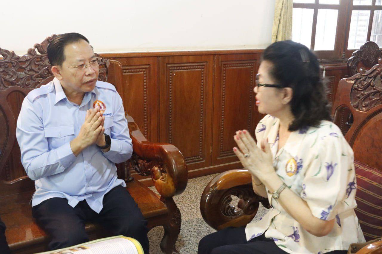 ឯកឧត្តម ចាយ បូរិន ដឹកនាំប្រតិភូយុវជនគណបក្សប្រជាជនកម្ពុជា អញ្ជើញសួរសុខទុក្ខ លោកជំទាវ យូ អយ ដល់គេហដ្ឋាន