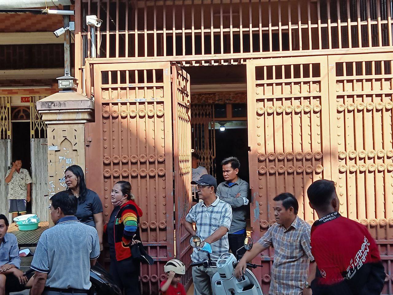 មុននេះបន្តិច.! ជនសង្ស័យ៤នាក់ប្រដាប់ដោយកាំភ្លើង២ដើម ចូលប្លន់ អ្នកលក់មាសសរុបតម្លៃជិត20មុឺនដុល្លារបានសម្រេច