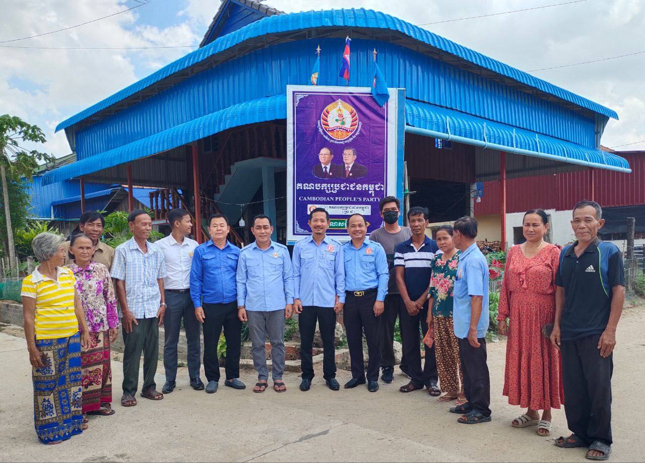 អំពូលសូឡា ជាច្រើនគ្រឿងត្រូវបានមន្រ្តីក្រុមការងារឃុំរមេញយកទៅដើម្បីបំពាក់តាមដងផ្លូវ ជូនប្រជាពលរដ្ឋក្នុងមូលដ្ឋានភូមិរមេញខាងត្បូង