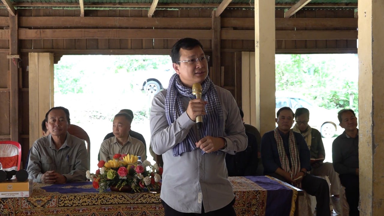 រដ្ឋមន្រ្តីក្រសួងកសិកម្ម ប្រគល់ទូក និងសម្ភារល្បាត ដល់ស្នាក់ការឆ្មាំទន្លេអភិរក្សសត្វផ្សោតទន្លេ មេគង្គខេត្តក្រចេះ