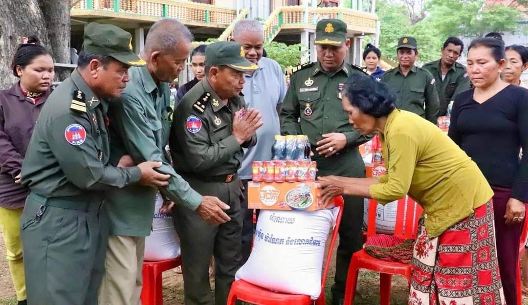 អនុប្រធានក្រុមការងារចុះមូលដ្ឋានស្រុកស្ទោង សំណូមពរដល់ពលរដ្ឋ ខិតខំបង្កបង្កើនផលចិញ្ចឹមសត្វ ដើម្បីដោះស្រាយជីវភាពគ្រួសារឲ្យកាន់តែប្រសើរឡើង