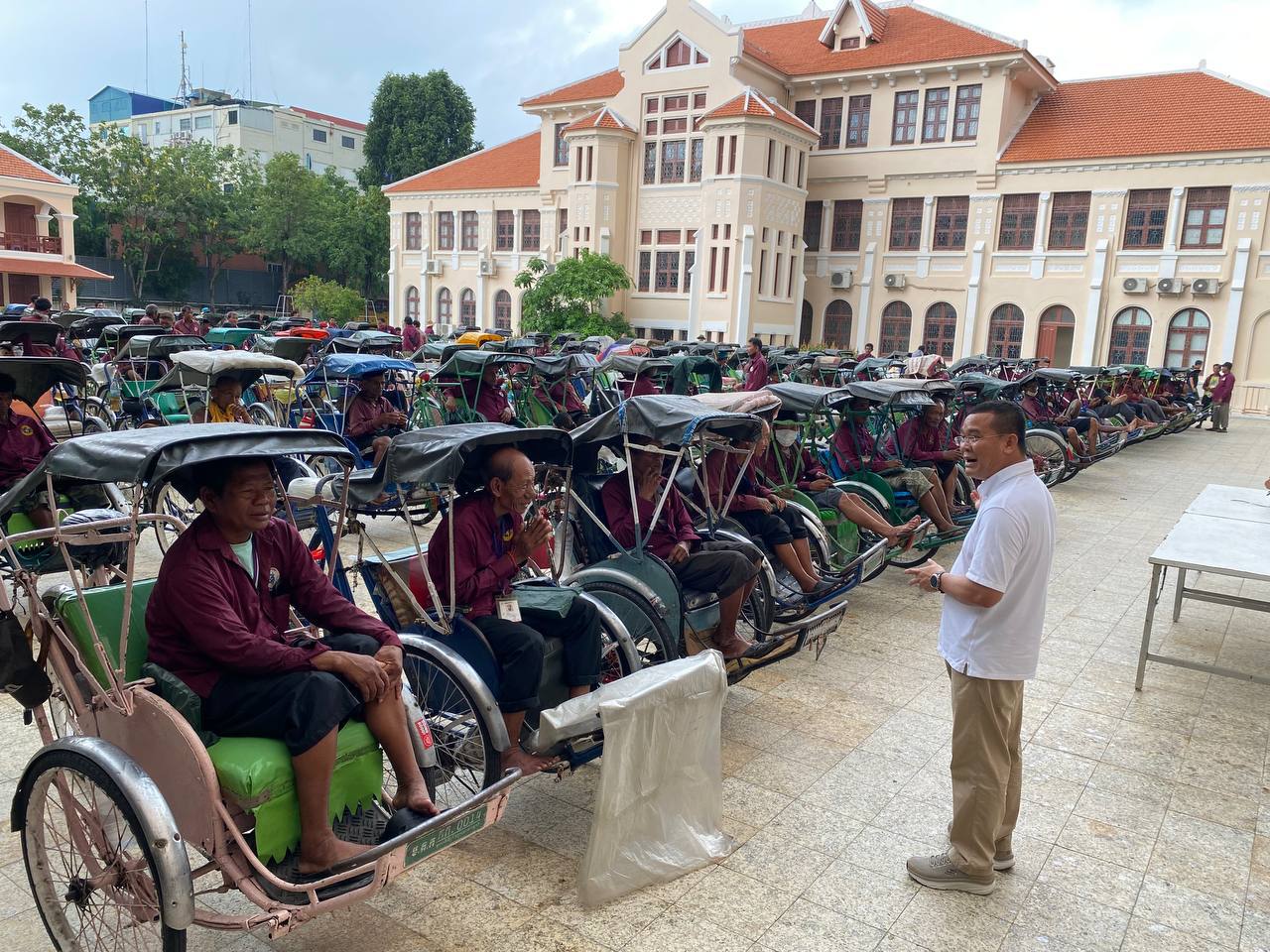 សមាជិកមូលនិធិស៊ីក្លូ នៅរាជធានីជិត ៣០០នាក់ទទួលបានអាវភ្លៀង មី និង ថវិកា របស់សម្តេចតេជោ ហ៊ុន សែន ខណៈរដូវវស្សាមកដល់