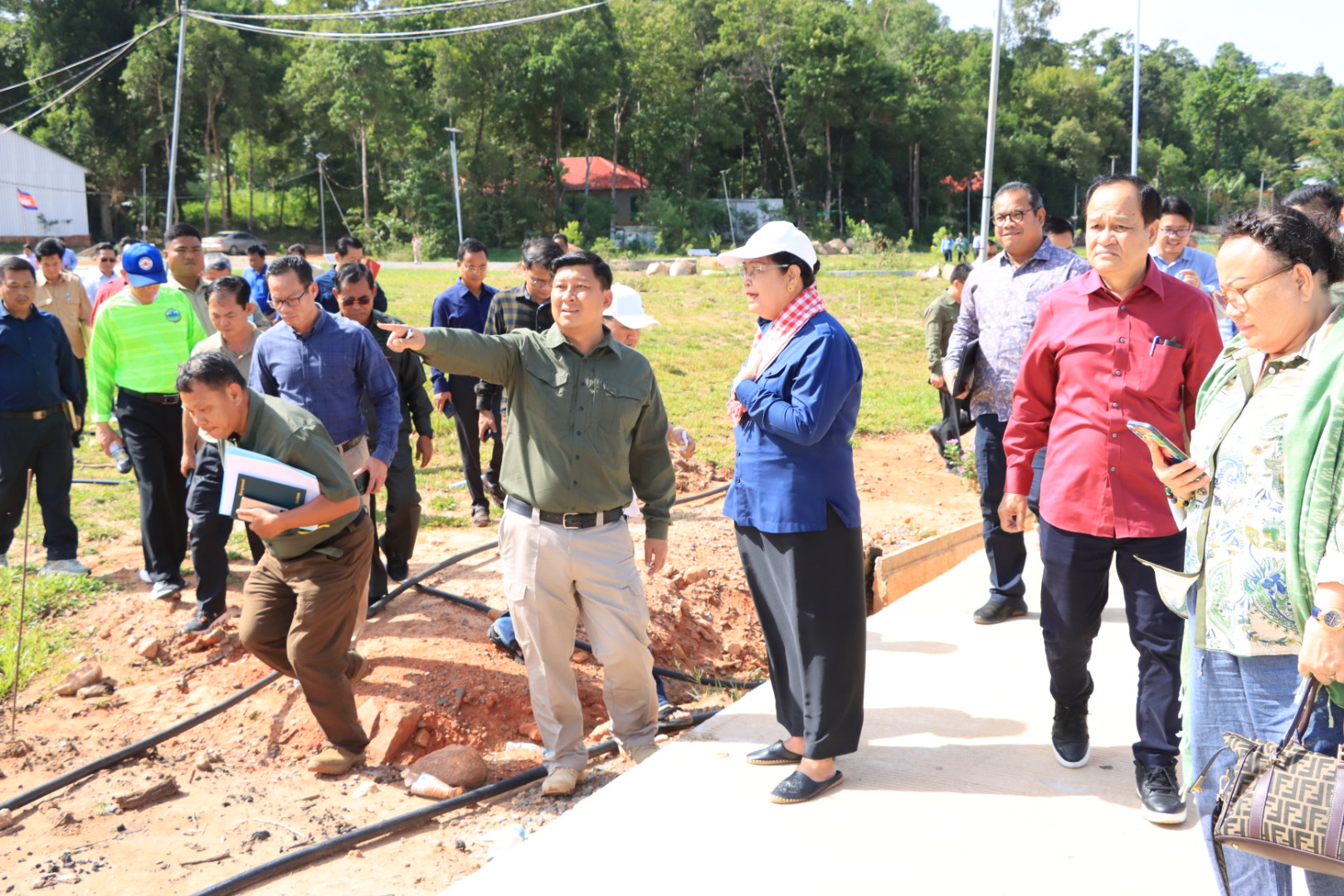 គណប្រតិភូក្រសួងបរិស្ថាន កាកបាទក្រហមកម្ពុជា និងអាជ្ញាធរពាក់ព័ន្ធ ប្រជុំពិភាក្សាស្តីពីការត្រៀមរៀបចំដាំដើមឈើ នៅមជ្ឍមណ្ឌលវប្បធម៌ព្រះពុទ្ធសាសនា ឧទ្យានជាតិព្រះសុរាម្រឹតកុសមៈ គិរីរម្យ
