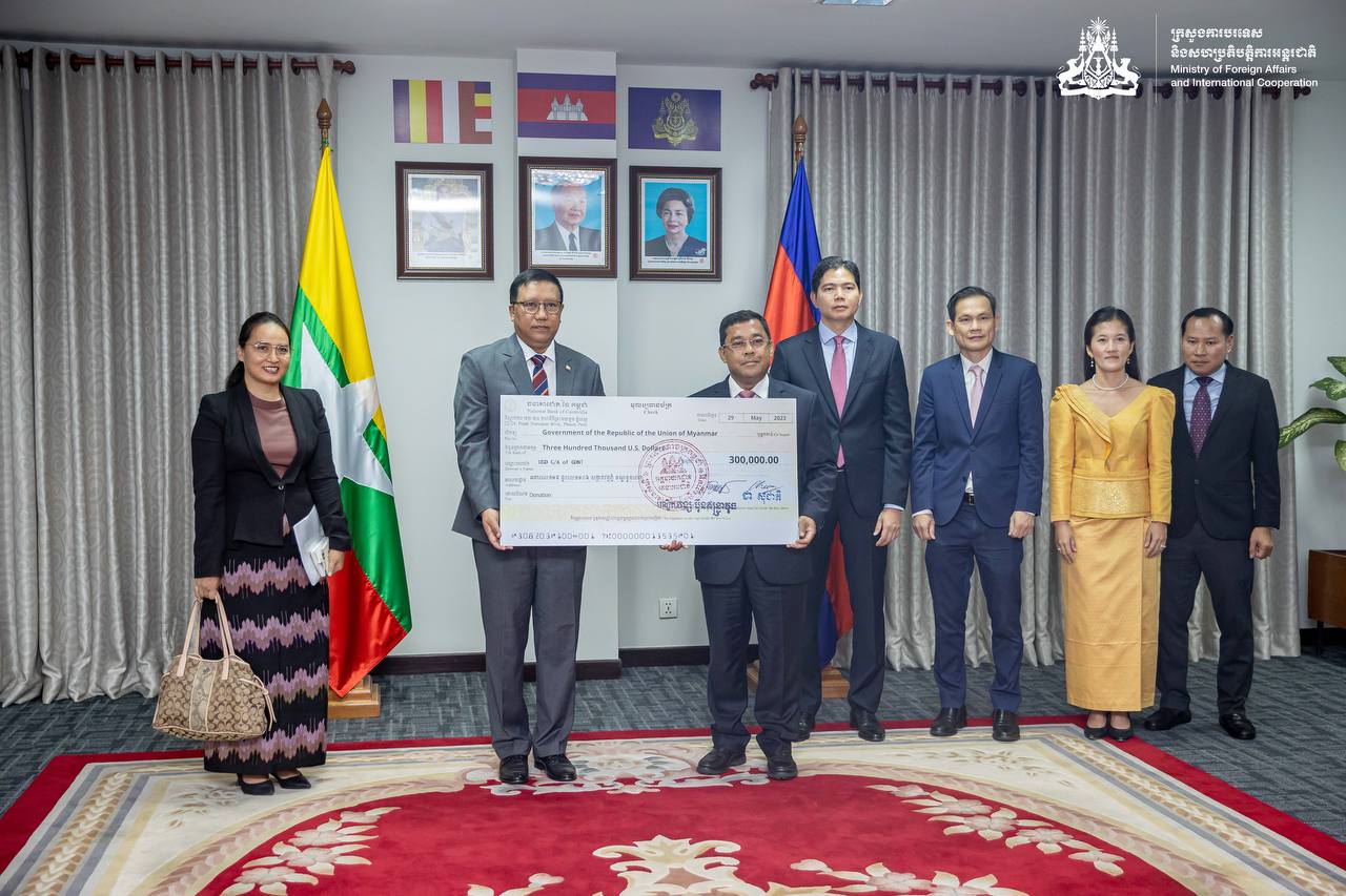 កម្ពុជាបរិច្ចាគជំនួយមនុស្សធម៌ចំនួនបីសែនដុល្លារដល់មីយ៉ាន់ម៉ា