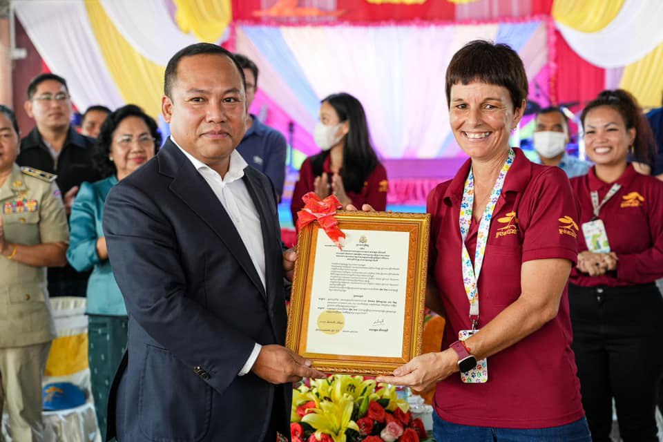 ព្រះមហាក្សត្រ ត្រាស់បង្គាប់ផ្តល់សញ្ជាតិខ្មែរជូនប្រធានអង្គការកុមារដែលជួយបណ្តុះបណ្តាលកុមារអស់រយៈពេល ២០ឆ្នាំ