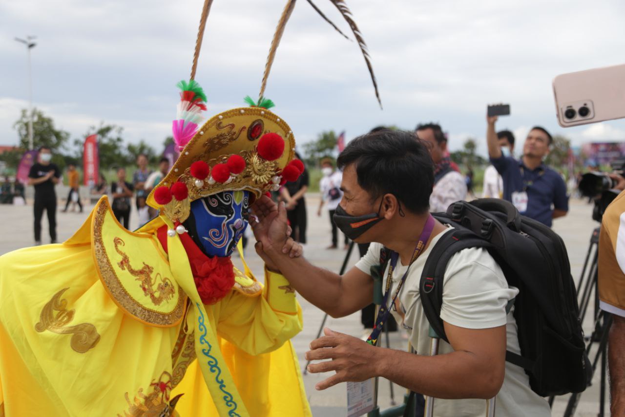 កម្ពុជា-ចិន សម្តែងសិល្បៈរួមគ្នានៅពហុកីឡដ្ឋានមរតកតេជោ អបអរខួប ៦៥ឆ្នាំនៃការបង្កើតចំណងការទូត