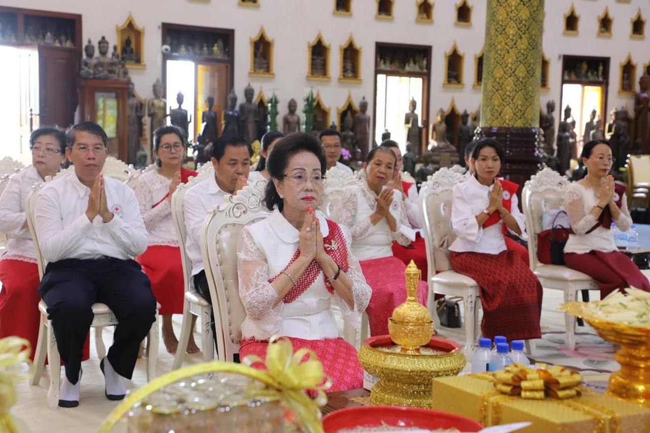 សម្តេចកិត្តិព្រឹទ្ធបណ្ឌិត ប៊ុន រ៉ានី ហ៊ុនសែន ចាត់តំណាងនាំយកទេយ្យវត្ថុប្រគេនសម្តេចសង្ឃ-ព្រះសង្ឃគង់នៅវត្តចំពុះក្អែក និងវត្តក្រពើហា