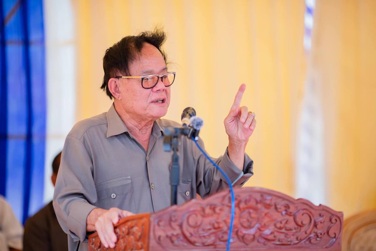ឧកញ៉ា ឡូវ ហ៊ឺង និងឧកញ៉ា អែល សារ៉ុម នាំយកនូវអំណោយរបស់ សម្តេចតេជោ ហ៊ុន សែន និងសម្តេចកិត្តិព្រឹទ្ធបណ្ឌិត ប៊ុន រ៉ានី ហ៊ុន សែន ផ្តល់ជូនប្រជាពលរដ្ឋក្នុងភូមិទងត្រឡាច