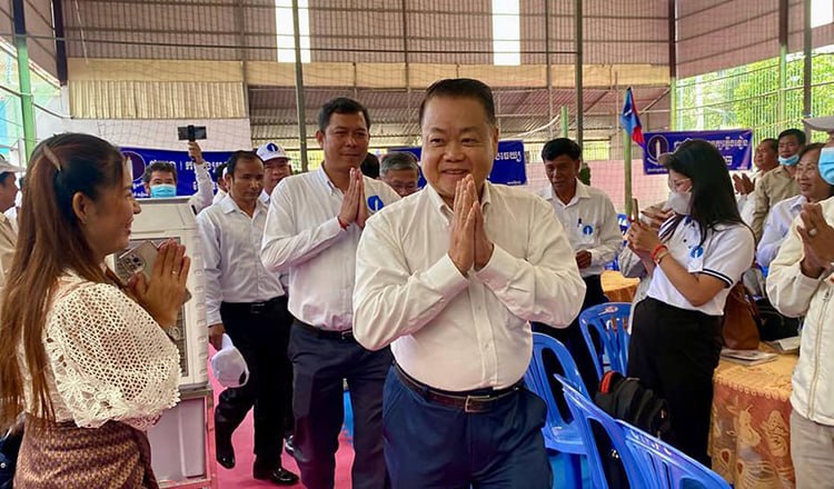 បន្ទាប់ពីបែកធ្លាយរឿងអាស្រូវដ៏ខ្មៅកង្វក់៖ លោក ទាវ វណ្ណុល ប្រធានគណបក្សភ្លើងទៀនគេចទៅក្រៅប្រទេសស្ងាត់ៗ