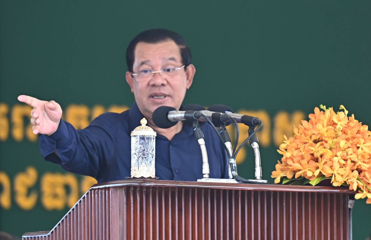 សម្តេចតេជោ ហ៊ុន សែន ទម្លាយថា លោក ស ឡុងដេត មិនអាចចេញទៅក្រៅប្រទេសបានឡើយ ព្រោះមន្ត្រីគណបក្សភ្លើងទៀនរូបនេះ ត្រូវឡើងតុលាការ រឿងក្តីពាក់ព័ន្ធនឹងស៊ីហ្គេម