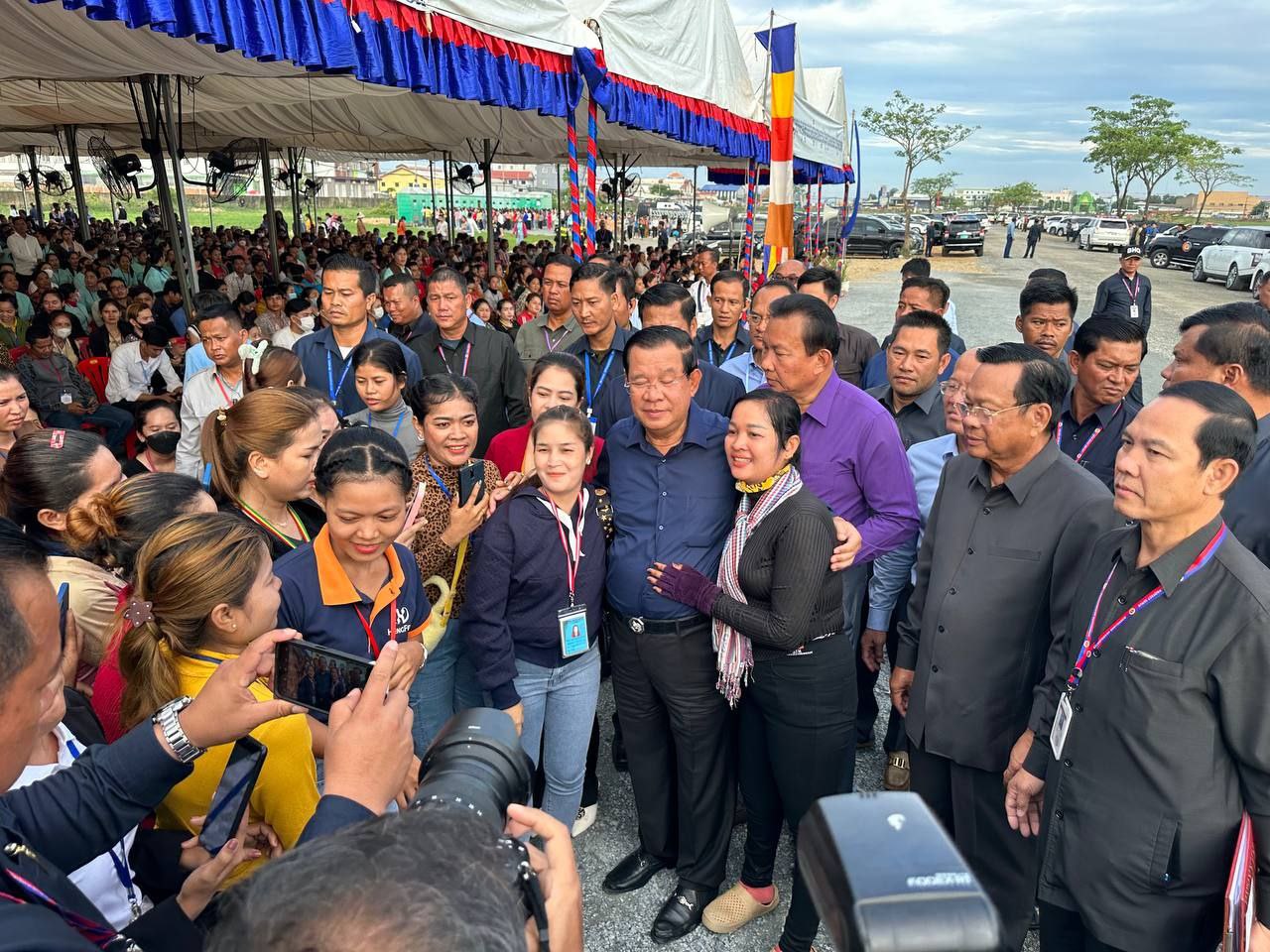 ព្រឹកនេះ សម្តេចតេជោ ហ៊ុន សែន បន្តអញ្ជើញចុះជួបបងប្អូនកម្មករ កម្មការិនី ជិត ២ម៉ឺននាក់ នៅតំបន់ព្រៃស្ពឺ ខណ្ឌពោធិ៍សែនជ័យ រាជធានីភ្នំពេញ