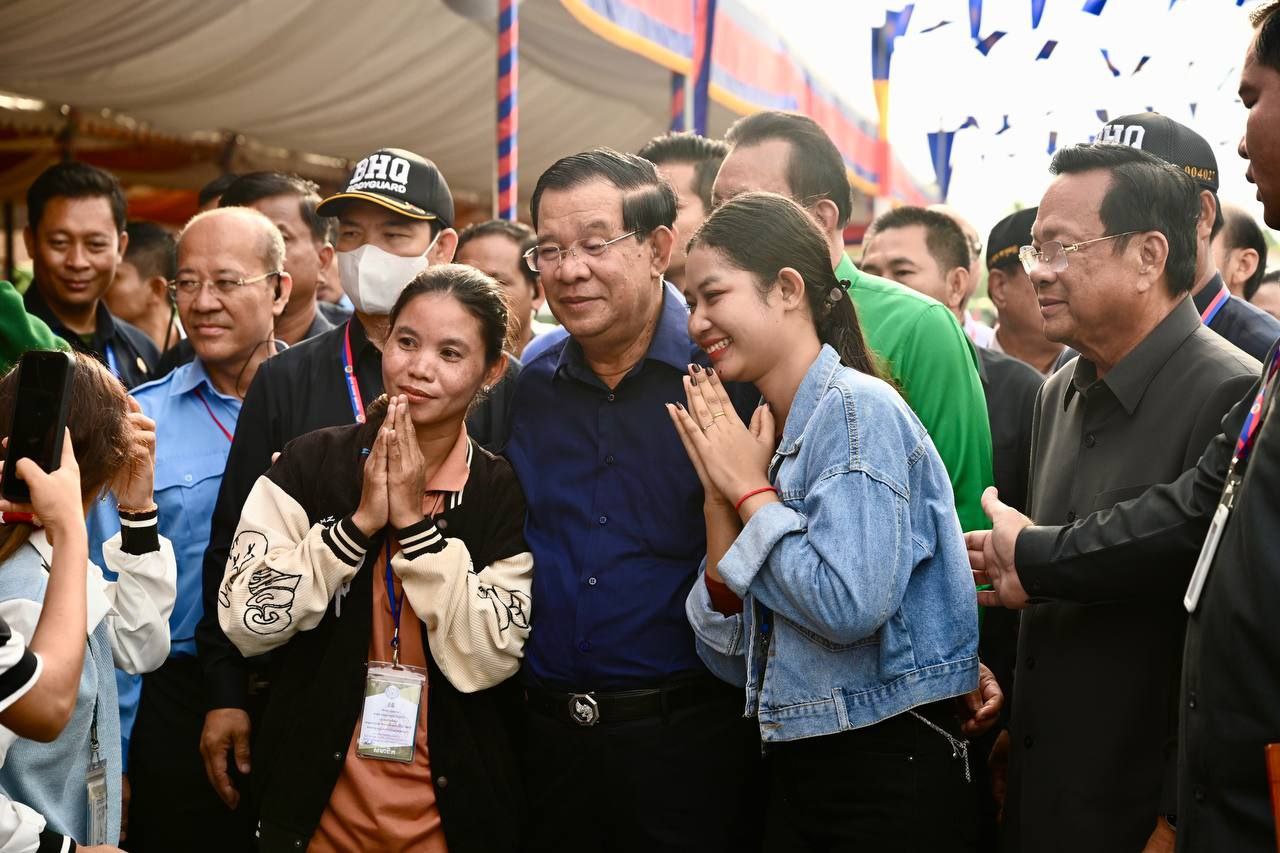 ព្រឹកនេះ សម្តេចតេជោ ហ៊ុន សែន អញ្ជើញចុះជួបសួរសុខទុក្ខកម្មករ កម្មការិនីជិត ២ម៉ឺននាក់បន្តទៀត នៅស្រុកជើងព្រៃ ខេត្តកំពង់ចាម