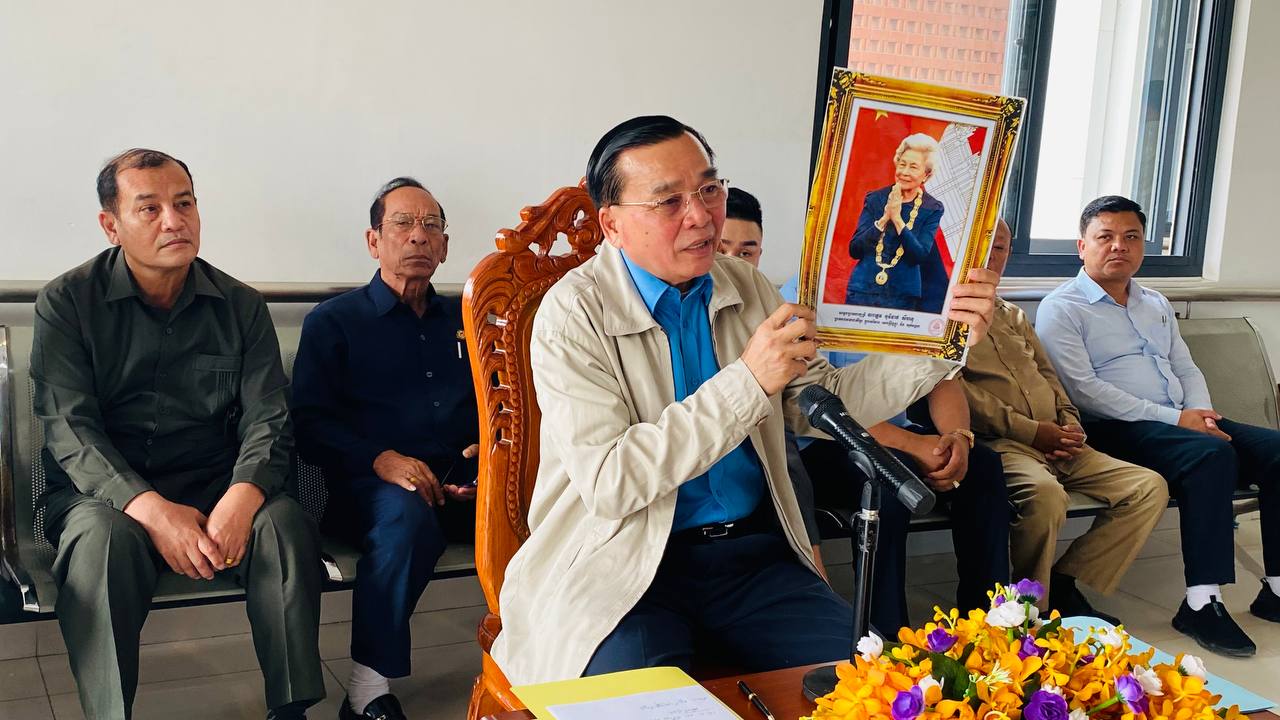ឯកឧត្តម ឈិន កេតនា នាំយកអំណោយ ចែកជូនក្រុមគ្រូពេទ្យ និង អ្នកជម្ងឺ ក្នុងឱកាស ព្រះរាជពិធីបុណ្យចម្រើនព្រះជន្ម សម្ដេចព្រះមហាក្សត្រី នរោត្តម មុនីនាថ សីហនុ