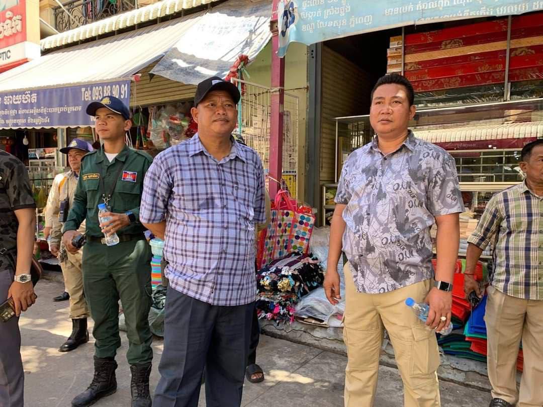 សណ្ដាប់ធ្នាប់ក្នុងតំបន់ផ្សារឈូកមាស សង្កាត់ក្រាំងធ្នង់ ខណ្ឌសែនសុខ ត្រូវបានអាជ្ញាធរមូលដ្ឋានចុះរៀបចំដើម្បីសម្រួលចរាចរណ៍មានរបៀបរៀនរយល្អ