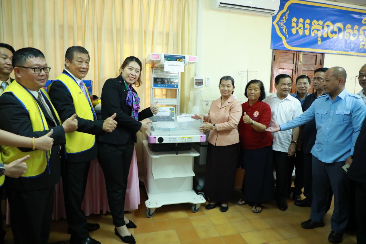 សម្តេចកិត្តិសង្គហបណ្ឌិត ម៉ែន សំអន ថ្លែងអំណរគុណដល់ រ៉ូតថារីក្លឹប ភ្នំពេញខេបភិថល និង រ៉ូតថារិក្លឹប ឆាងហួរតុងឈូ ដែលបានចូលរួមចំណែកជួយដល់វិស័យសុខាភិបាលនៅខេត្តស្វាយរៀង