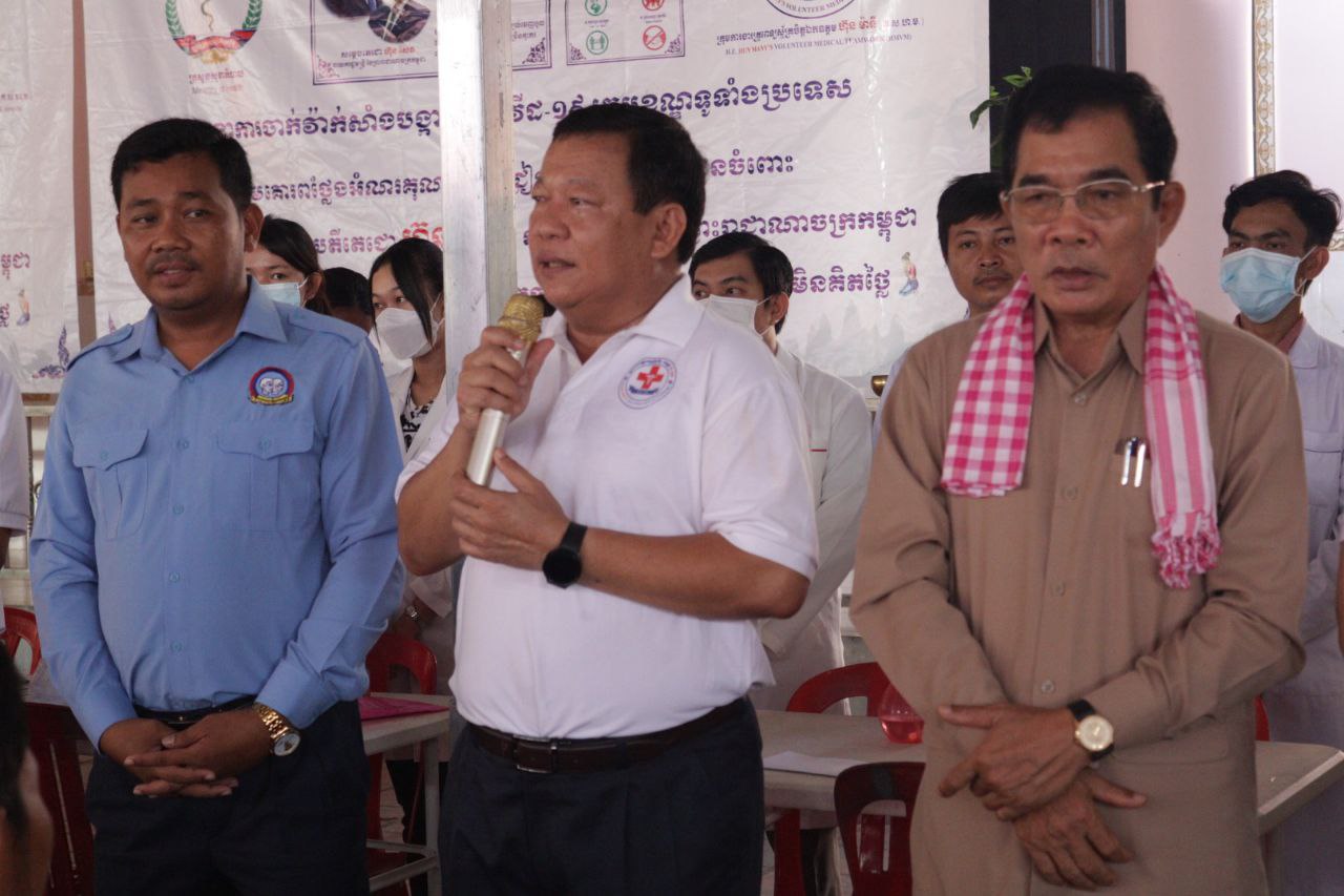 ក្រុមការងារគ្រូពេទ្យស្ម័គ្រចិត្ត ហ៊ុន ម៉ានីសាខាខេត្តស្វាយរៀង បន្តពិនិត្យនិងព្យាបាលជូនប្រជាពលរដ្ឋដោយគិតថ្លៃបានជិត ១០០០នាក់ នៅស្រុកស្វាយជ្រុំ