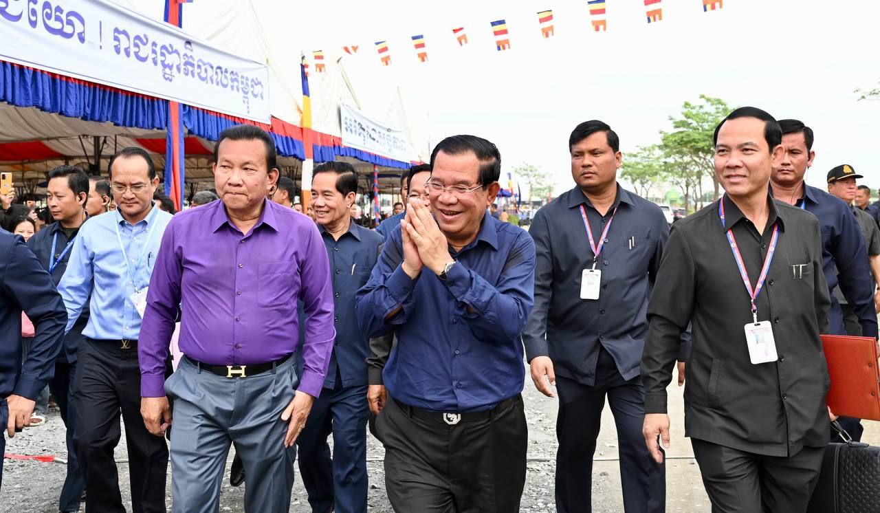 ព្រឹកនេះ សម្តេចតេជោ ហ៊ុន សែន អញ្ជើញចុះជួបកម្មករ កម្មការិនី ជិត២ម៉ឺននាក់នៅរាជធានីភ្នំពេញ និងខេត្តកណ្ដាល បន្តទៀត