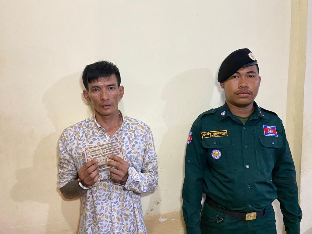 យកលុយក្លែក្លាយទៅទិញទូរស័ព្ទ អ្នកលក់រវល់ពិនិត្យលុយ ឆក់ទូរស័ព្ទ គេចខ្លួបាន៤ថ្ងៃ ត្រូវសមត្ថកិច្ចឃាត់បាន