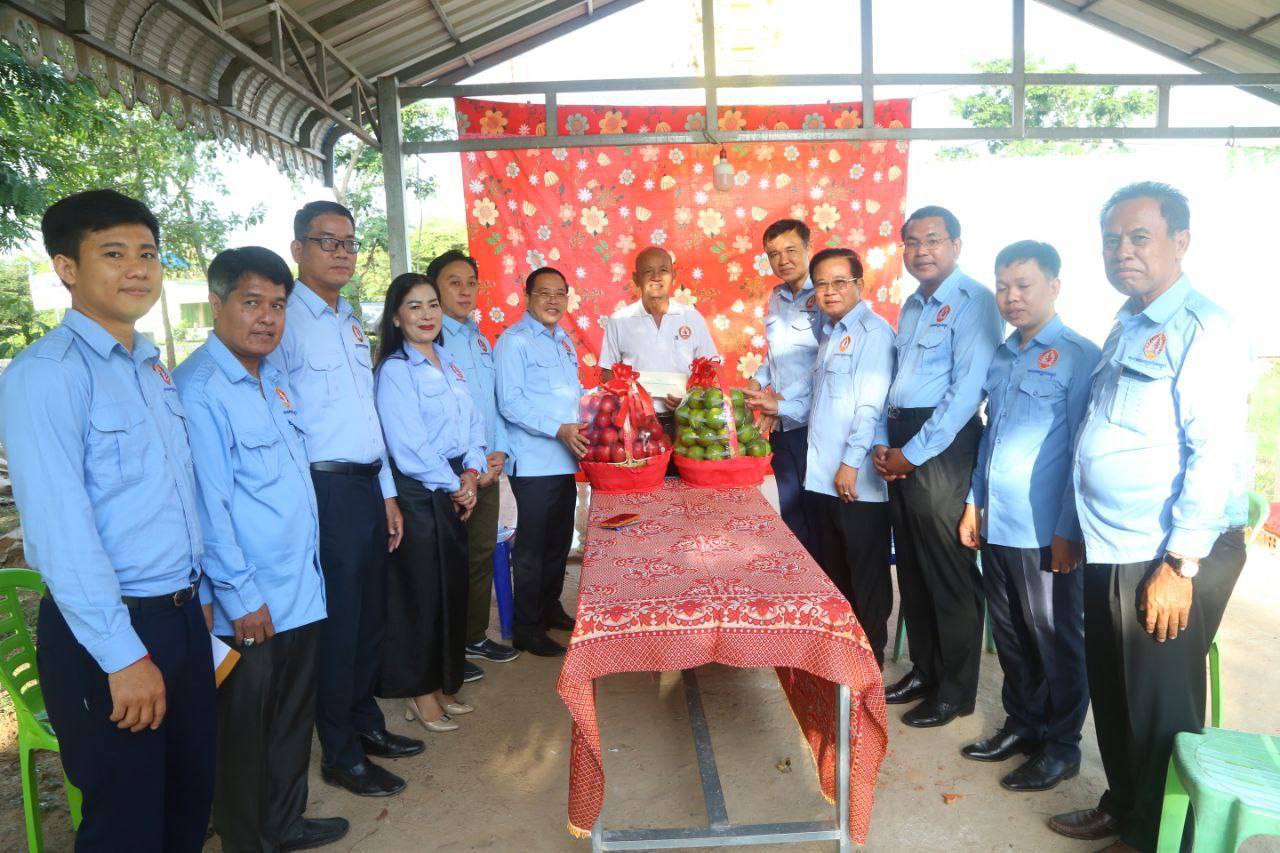 ឯកឧត្តម ចាយ បូរិន ដឹកនាំប្រតិភូយុវជនគណៈប្រជាជនកម្ពុជា អញ្ជើញសួរសុខទុក្ខ ឯកឧត្តម ផង់ សារ៉េត ដល់គេហដ្ឋានស្ថិតនៅឃុំចុងអំពិល ស្រុកកញ្ជ្រៀច ខេត្តព្រៃវែង