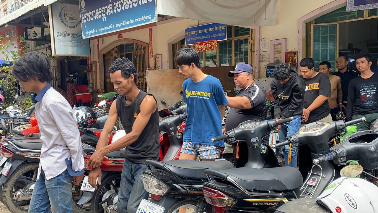 ក្រុមជនសង្ស័យ ១២នាក់ ពាក់ព័ន្ធ ករណីលួច ឆក់ គាស់ ទ្រព្យសម្បត្តិប្រជាពលរដ្ឋ ត្រូវសមត្ថកិច្ចជំនាញឃាត់ខ្លួន