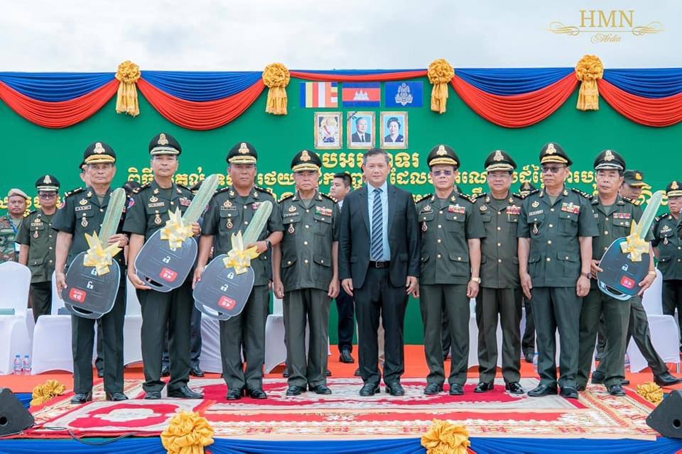បណ្ឌិត ហ៊ុន ម៉ាណែត ប្រគល់រថយន្តដឹកជញ្ជូន២៣០គ្រឿង អំណោយដ៏ថ្លៃថ្លារបស់សម្តេចតេជោ និងសម្តេចកិត្តិព្រឹទ្ធបណ្ឌិតជូនបណ្តាកងឯកភាពនៃកងយោធពលខេមរភូមិន្ទ
