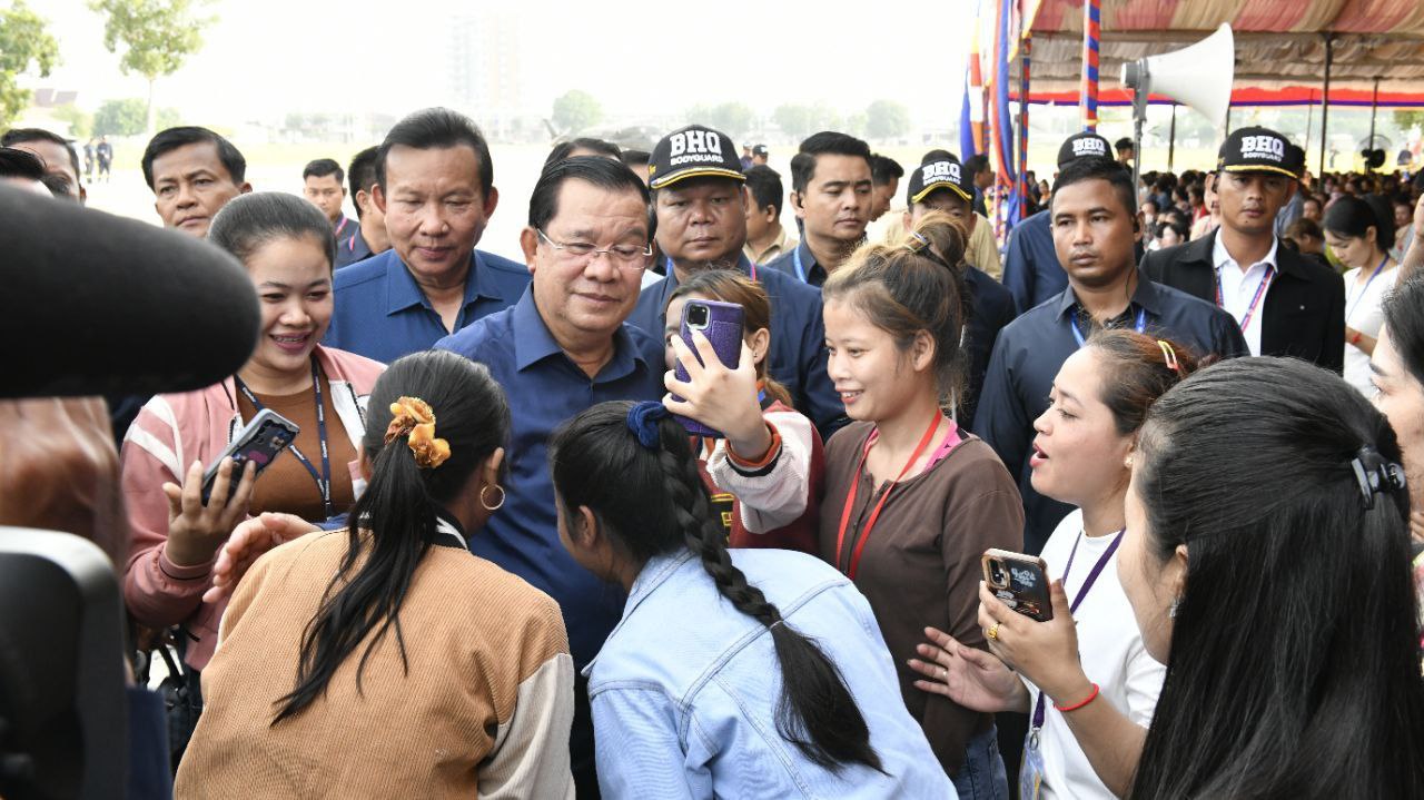 ព្រឹកនេះ សម្តេចតេជោ ហ៊ុន សែន អញ្ជើញចុះជួបកម្មករ កម្មការិនីជិត ២ម៉ឺននាក់ នៅស្រុកអង្គស្នួល ខេត្តកណ្តាល