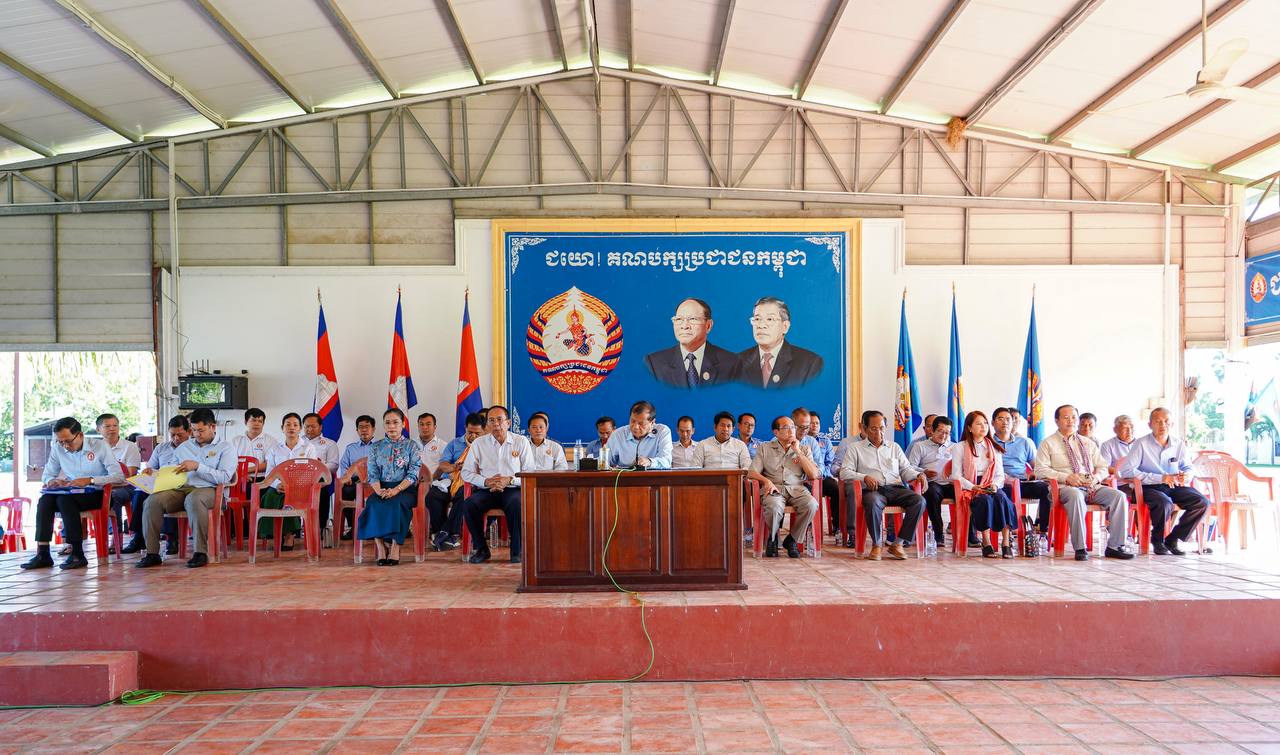 លោក ថោង ខុន ជួបសំណេះសំណាលជាមួយមេឃុំ មេភូមិ និងភ្នាក់ងារគណបក្ស នៃស្រុកតាំងគោក ដើម្បីស្តាប់ពីសភាពការណ៍បក្ស និងណែនាំពីការងារសំខាន់ៗឆ្ពោះទៅកាន់ការបោះឆ្នោត