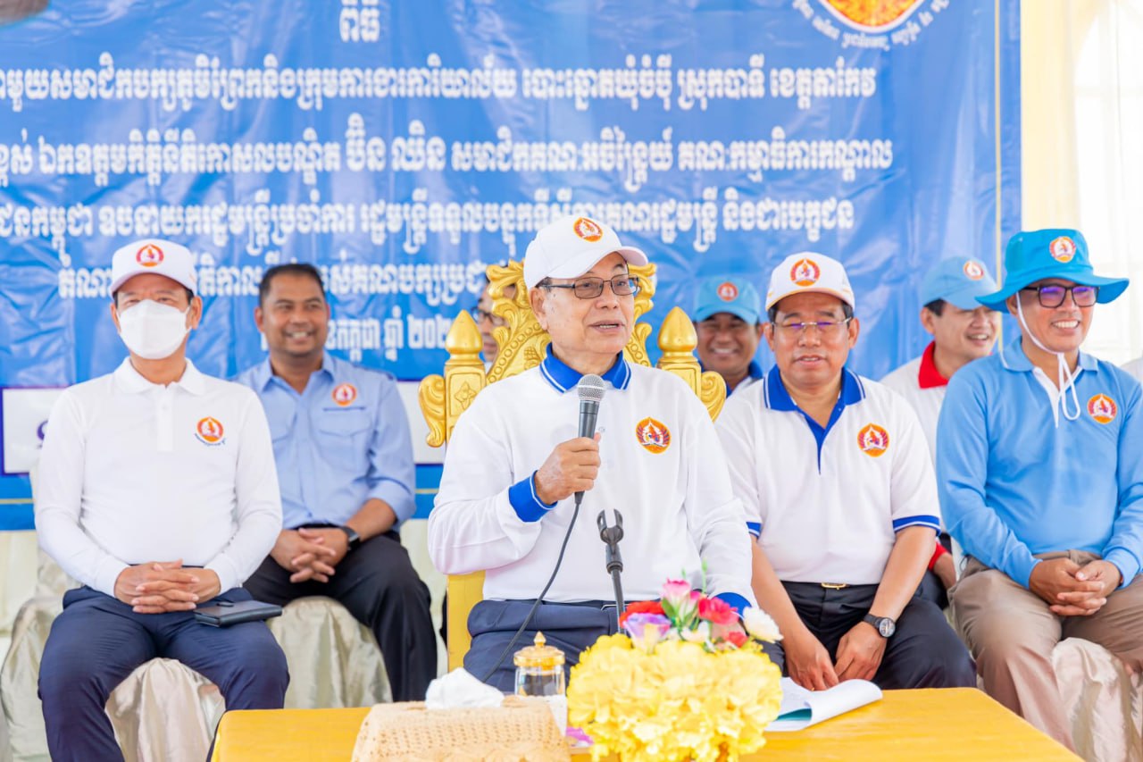 ឯកឧត្ដម កិត្តិនីតិកោសលបណ្ឌិត ប៊ិន ឈិន ជួបសំណេះសំណាលជាមួយបងប្អូន សមាជិក សមាជិការ គណបក្សប្រជាជនកម្ពុជា ជាង ១ពាន់នាក់ ក្នុង ស្រុកបាទី ខេត្តតាកែវ
