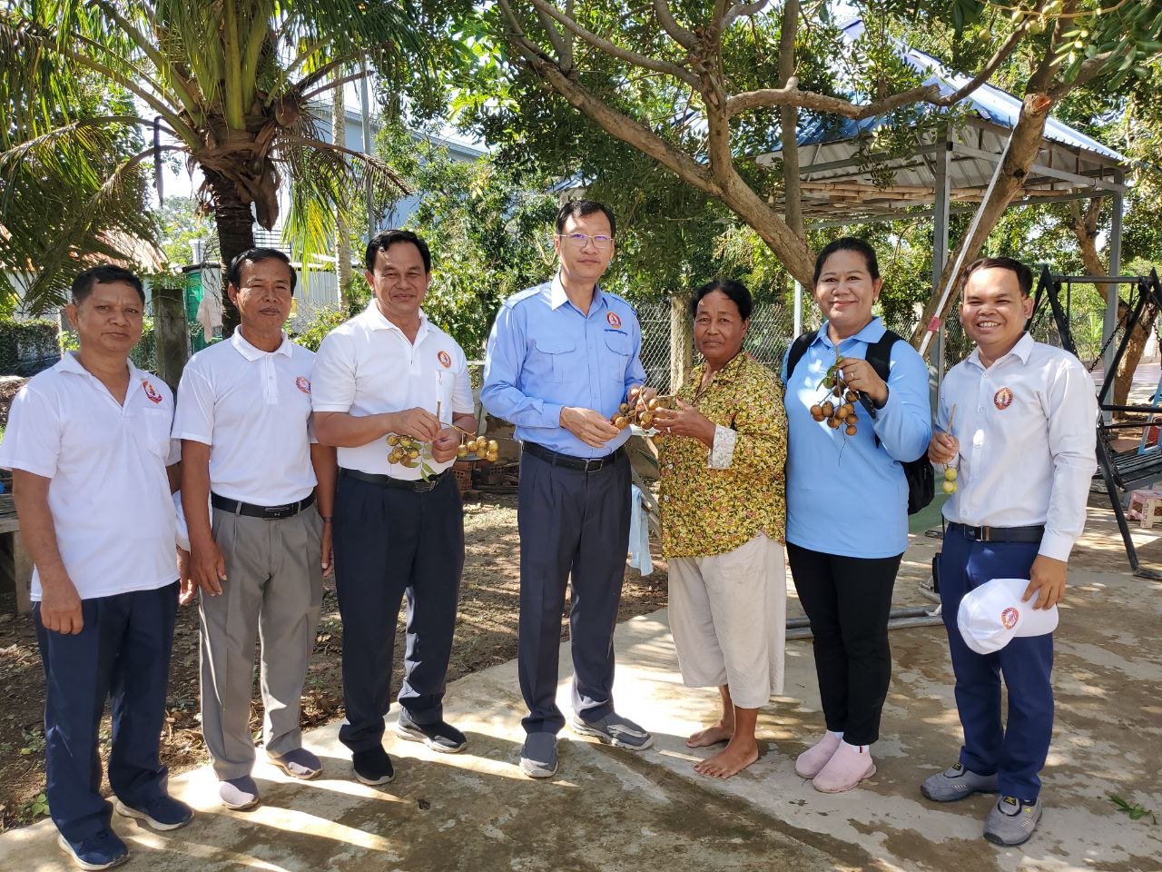 ថ្ងៃទី០៥ នៃយុទ្ធនាការឃោសនាបោះឆ្នោត លោក នុត ពុធដារ៉ា ដឹកនាំក្រុមការងារ ចុះផ្សព្វ ផ្សាយគោលនយោបាយ បង្រៀនគូសសន្លឹកឆ្នោត និងសំណេះសំណាល សួរសុខទុក្ខ ជាមួយប្រជាពលរដ្ឋ តាមខ្នងផ្ទះ