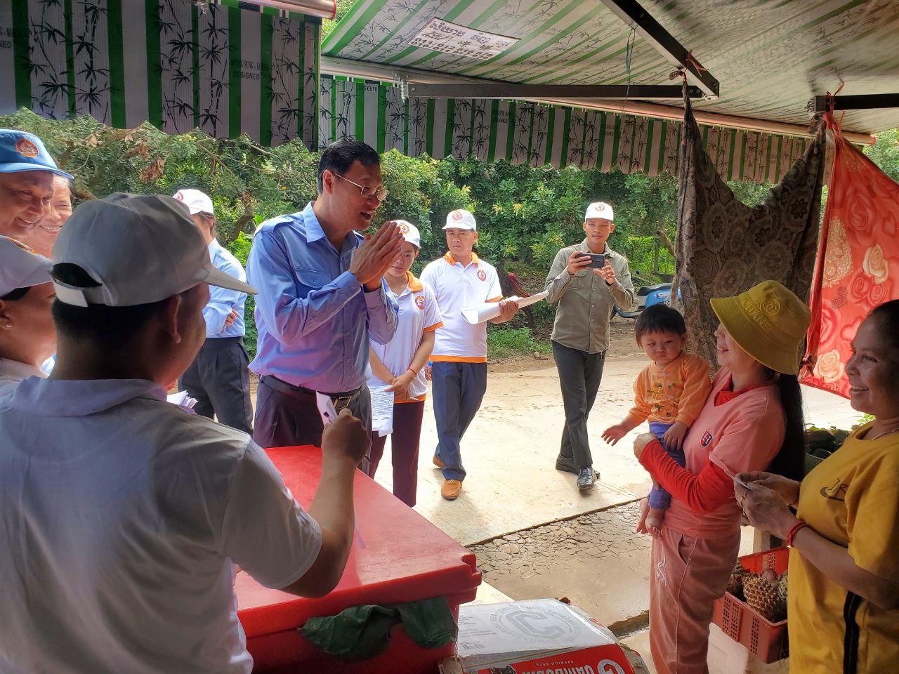 លោក នុត ពុធដារ៉ា បន្តដឹកនាំក្រុមការងារ ចុះផ្សព្វផ្សាយគោលនយោបាយ បង្រៀនគូសសន្លឹកឆ្នោត និងសំណេះសំណាលជាមួយប្រជាពលរដ្ឋ តាមខ្នងផ្ទះ