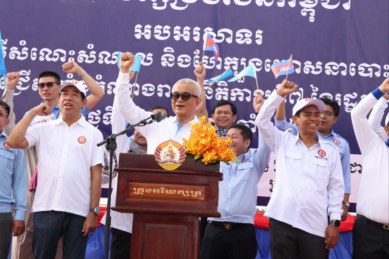 អគ្គបណ្ឌិតសភាចារ្យ អូន ព័ន្ធមុនីរ័ត្ន ដឹកនាំសមាជិកបក្សប្រជាជនកម្ពុជាប្រមាណ ៣០០០នាក់ ហែក្បួនឃោសនាបោះឆ្នោត ជ្រើសតាំងតំណាងរាស្រ្ត នីតីកាលទី៧ នៅក្រុងអរិយក្សត្រ ខេត្តកណ្តាល